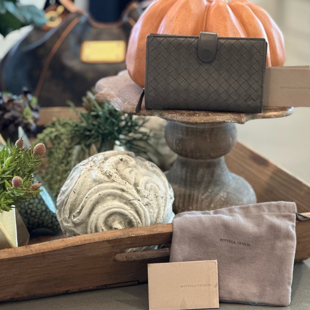 NWOT!!! Bottega Venneta wallet vintage. Comes with dust bag, care card!! BUTTA!!
